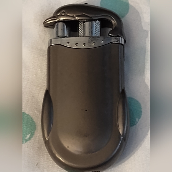 Silver and Gray Leaf Design Lighter - Picture 3 of 6